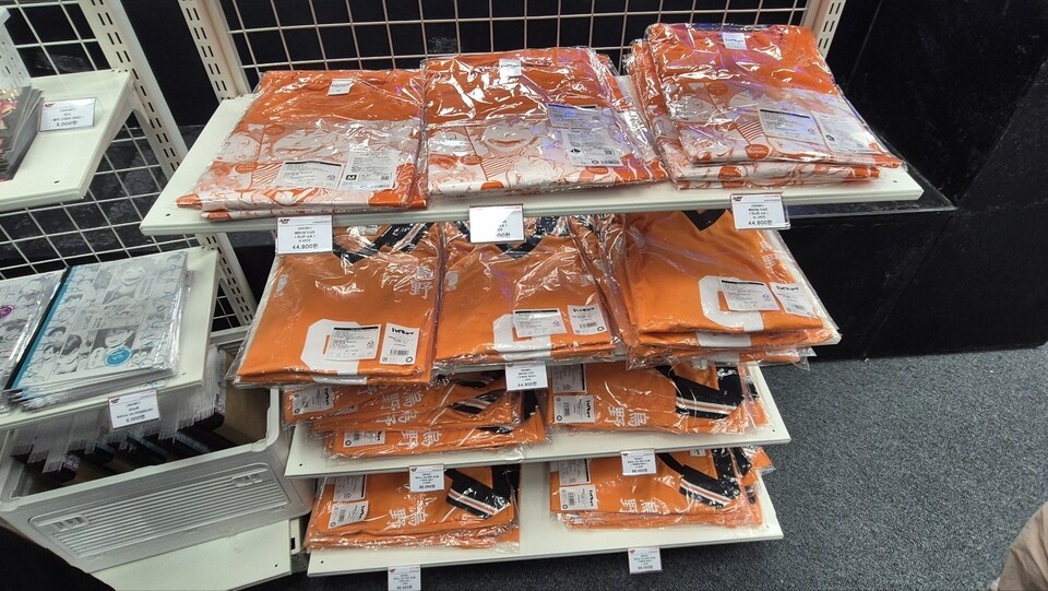 하이큐의 인기는 완결 이후에도 여전해 관계자에 의하면 계속 물건을 채워 넣고 있음에도 인기 제품들은 하루 만에 다 나가는 상황이라고 한다. /김민 기자