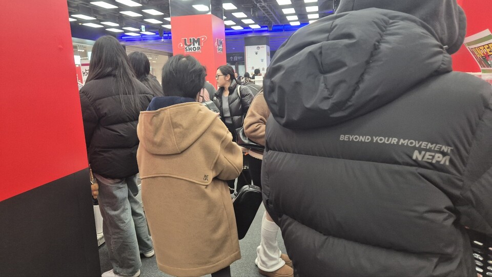 소년 만화를 향한 국내 매니아들의 애정은 13일 오픈한 서울 여의도 더현대 서울 '점프샵'에서 드러났다. /김민 기자