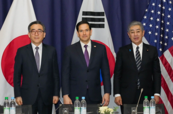 조태열 외교부 장관(왼쪽부터)과 마코 루비오 미국 국무장관, 이와야 다케시 일본 외교상이 독일 뮌헨에서 열린 한미일 외교장관회의에서 북한·북핵 대응, 인도·태평양 지역 정세, 경제 협력 확대 등을 논의했다. /외교부