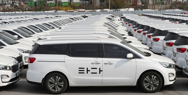 서울 서초구의 한 차고지에 중고차로 매각될 타다 차량들이 주차되어 있다. 승차 공유 플랫폼 타다의 핵심 서비스인 '타다 베이직'이 영업을 중단함으로써 타다 베이직에 투입됐던 11인승 카니발 차량 1천500대가 매각됐다. /연합뉴스