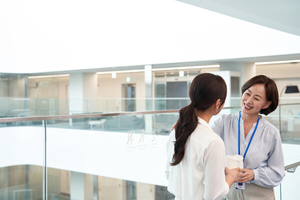 현대사회에서 스몰토크(small talk)는 단순한 잡담이 아니라 인간관계를 형성하고 발전시키는 중요한 기술이다. /게티이미지뱅크