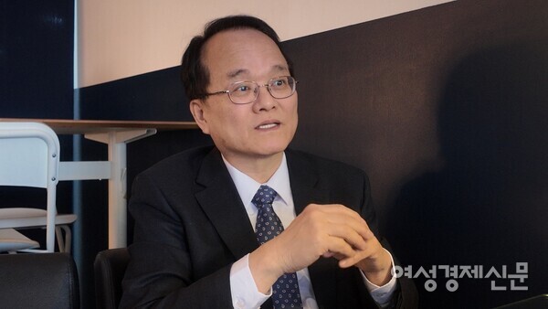 지난 12일 권재열 경희대 법학전문대학원 교수가 서울의 한 카페에서 인터뷰를 진행하고 있다. 그는 기업 규제 부담이 커지면 혁신 동력이 약화된다고 짚었다. /박소연 기자