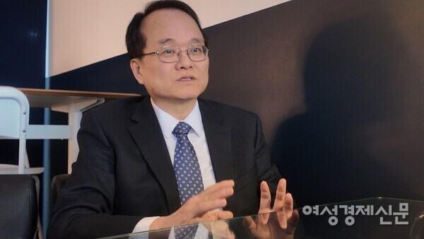 지난 12일 권재열 경희대 법학전문대학원 교수가 서울의 한 카페에서 인터뷰를 진행하고 있다. 그는 여러 경제 연구 기관의 전망을 종합해 현실적으로 본다면 주가지수 2600~2800 수준이 적정하다고 전망했다. /박소연 기자