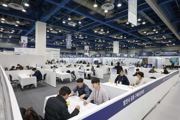 ‘일렉스 코리아 (ELECS KOREA) 2025’에서 발전사 공동 구매상담회가 진행되고 있다. /한국중부발전