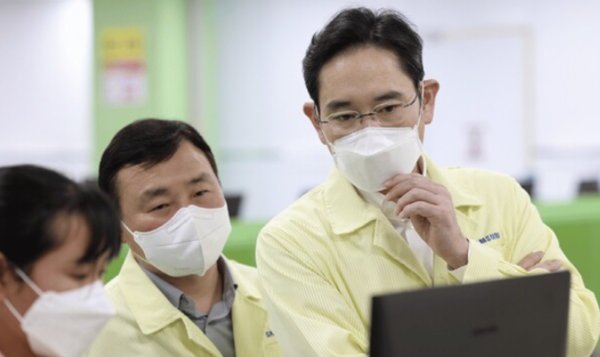 이재용 삼성전자 회장이 베트남 하노이 삼성 연구개발(R&D)센터 준공식에 참석해 모니터를 들여다보고 있다. /삼성전자