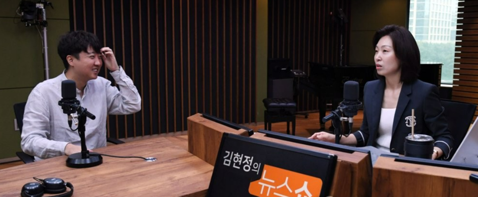 이준석 개혁신당 의원(당시 국민의힘 대표)가 지난 2022년 8월 15일 오전 서울 양천구 CBS 사옥을 방문, CBS라디오 ‘김현정의 뉴스쇼’에 출연해 앵커와 대화를 나누고 있다. /연합뉴스