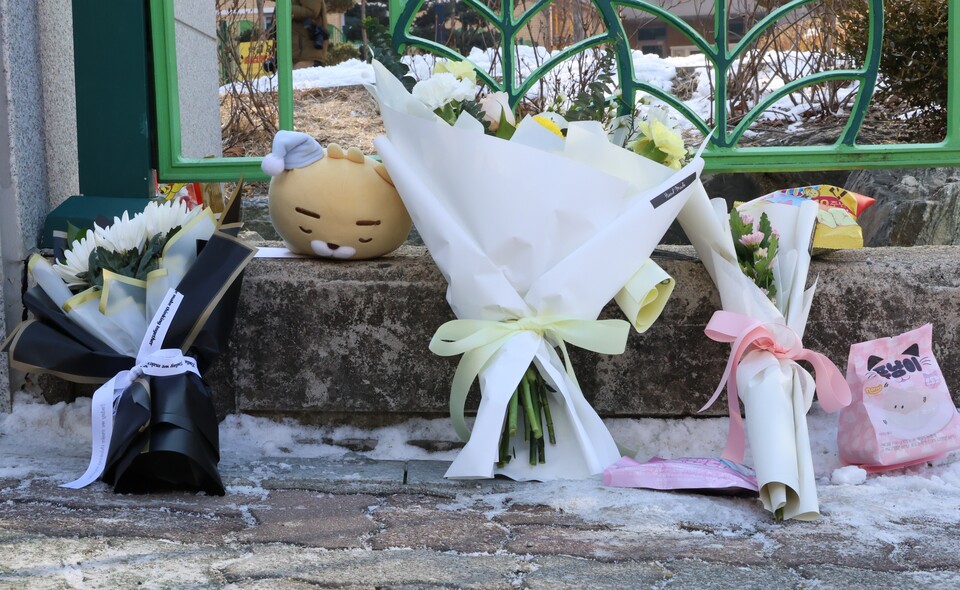 지난 11일 오전 초등생 1학년 여아가 살해당한 대전 서구 한 초등학교에 시민들이 두고 간 편지와 꽃, 과자, 인형 등이 놓여있다. /연합뉴스
