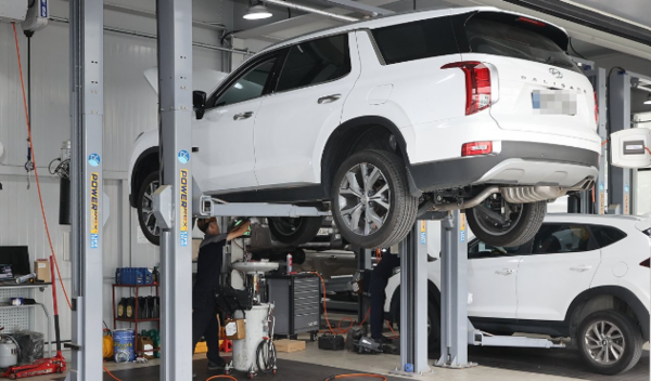 경기 용인시 블루핸즈 동탄현대서비스에서 정비사들이 차량을 점검하고 있다. /연합뉴스