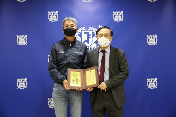 지난 2022년 9월 오세정 서울대 총장과 장현국 위메이드 대표가 10억원 상당의 코인 기부식을 가진 뒤 기념 촬영을 하고 있다. /서울대학교