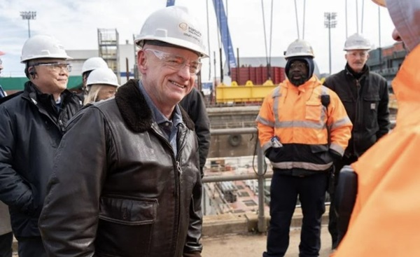 미국 필라델피아 소재 한화 '필리 조선소'를 방문한 마크 켈리 상원 의원이 조선소 책임자의 설명을 듣고 있다. /켈리 의원 홈페이지 캡처