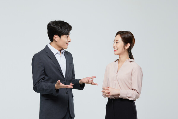 갈등을 풀려는 시도에는 용기가 필요하다. 용기를 내어 그 사람과 만나 너느질로 대화를 시작하면 짜릿한 경험을 할 수 있을 것이다. /게티이미지뱅크