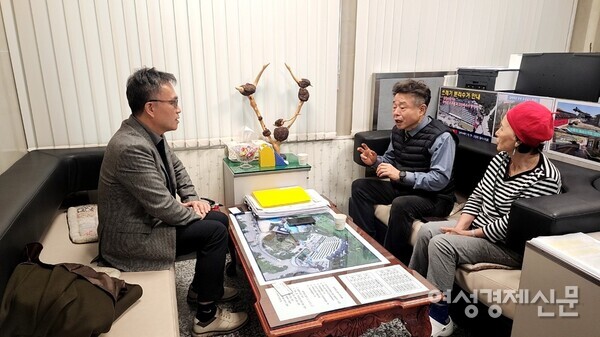 동해약천온천 실버타운에 대해 설명하는 서영호 과장./이한세 객원기자