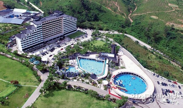 여름철 위에서 본 야외수영장을 갖춘 동해약천온천 실버타운./동해약천온천 실버타운 제공