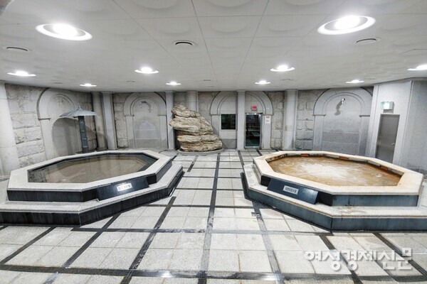 해수탕과 황토탕을 갖춘 온천탕./동해약천온천 실버타운 제공