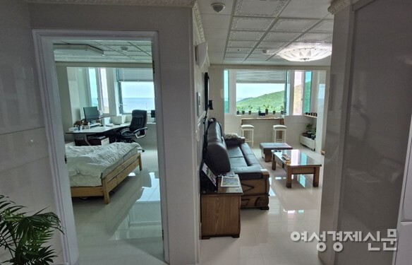 주방에서 바라본 42평 입주실 내부. 왼쪽 침실 오른쪽 거실이 일자구조로 되어 있다./이한세 객원기자