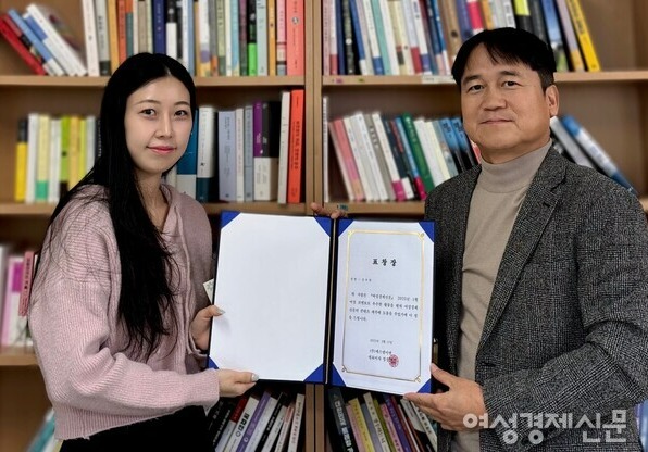 '1월 코멘토가 뽑은 코멘토'에 선정된 김수빈 코멘토가 2월 17일 여성경제신문을 방문해 표창장과 백화점 상품권 10만원권을 받았다. 여성경제신문 정경민 대표와 김수빈 코멘토 /여성경제신문 DB