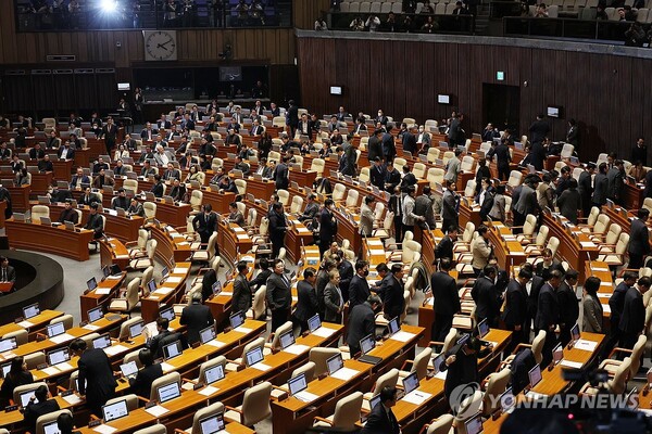 국회 본회의장에서 야당 의원들이 밖으로 나서고 있다. /연합뉴스