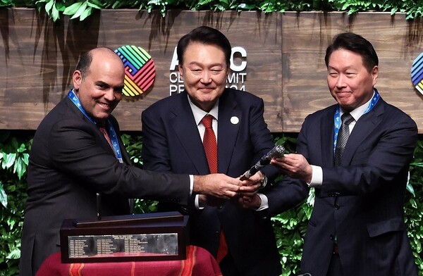 지난 2024년 11월 15일 윤석열 대통령(가운데)과 최태원 회장(오른쪽)이 2024 APEC 정상회의 의장으로부터 의사봉을 전달받고 있다. /연합뉴스