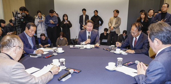 2025 아시아태평양경제협력체(APEC) CEO 정상회 의장인 최태원 대한상공회의소 회장이 23일 오전 서울 중구 대한상의 EC룸에서 열린 2025 APEC CEO 서밋 추진위원회 출범식에 참석해 발언하고 있다. /연합뉴스