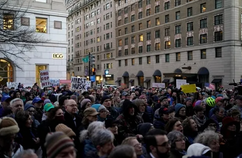 4일(현지 시각) 미국 워싱턴DC 재무부 청사 앞에 모인 시위대가 일론 머스크 정부효율부(DOGE) 수장이 주도하는 연방정부 구조조정에 반대하는 시위를 하고 있다. /로이터=연합뉴스