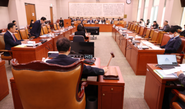 지난달 22일 국회에서 상법 개정안, 형사소송법 등의 법안을 심사하는 국회 법제사법위원회 법안심사제1소위원회가 더불어민주당 소속 박범계 소위원장의 주재로 열리고 있다. /연합뉴스