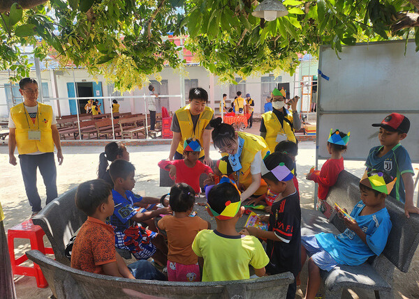 CJ그룹이 베트남 닌투언성 땀응마을을 찾아 의료봉사를 한 가운데 CJ제일제당 직원을 비롯한 자원봉사자들이 진료 대기 중인 어린이들을 돌보고 있다. /CJ그룹