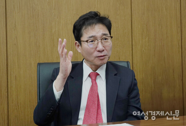 이재혁 한국상장회사협의회 전무는 한국 증시 저평가 국면의 원인으로 기업의 성장과 혁신을 뒷받침할 제도적 지원 부족을 꼽았다. /이상헌 기자