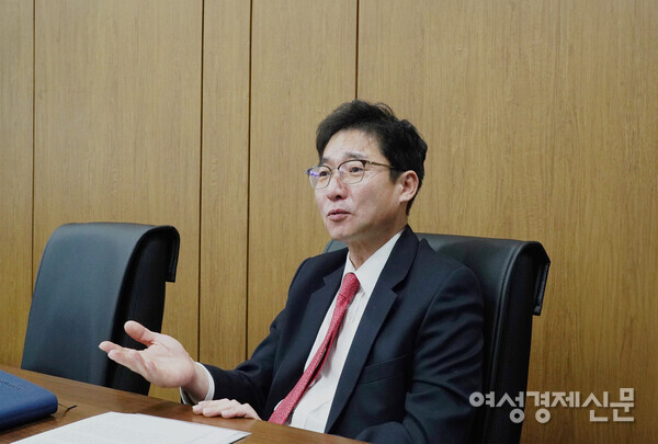 지난 17일 이재혁 한국상장회사협의회 전무가 여성경제신문과 인터뷰를 하고 있다. /이상헌 기자