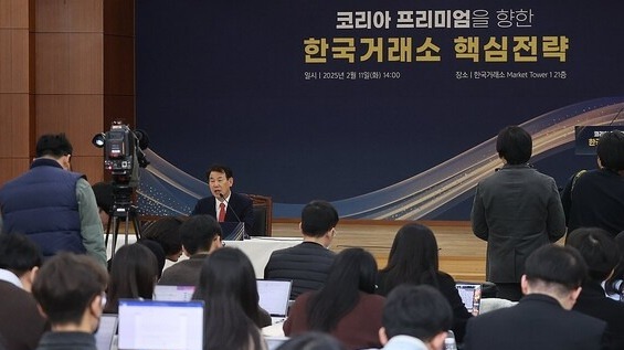 정은보 한국거래소 이사장이 11일 서울 여의도 한국거래소에서 열린 한국거래소 이사장 2025년 신년 기자간담회에서 질문에 답하고 있다. /연합뉴스