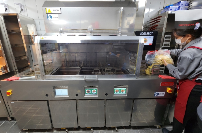 롯데리아 서울대입구역점에 배치한 주방 자동화 로봇 '보글봇' /롯데GRS