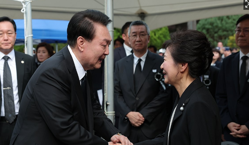 윤석열 대통령이 지난해 10월 26일 서울 동작구 국립서울현충원 박정희 전 대통령 묘역에서 열린 박 전 대통령 서거 제44주기 추도식에서 박근혜 전 대통령과 악수하고 있다. /연합뉴스
