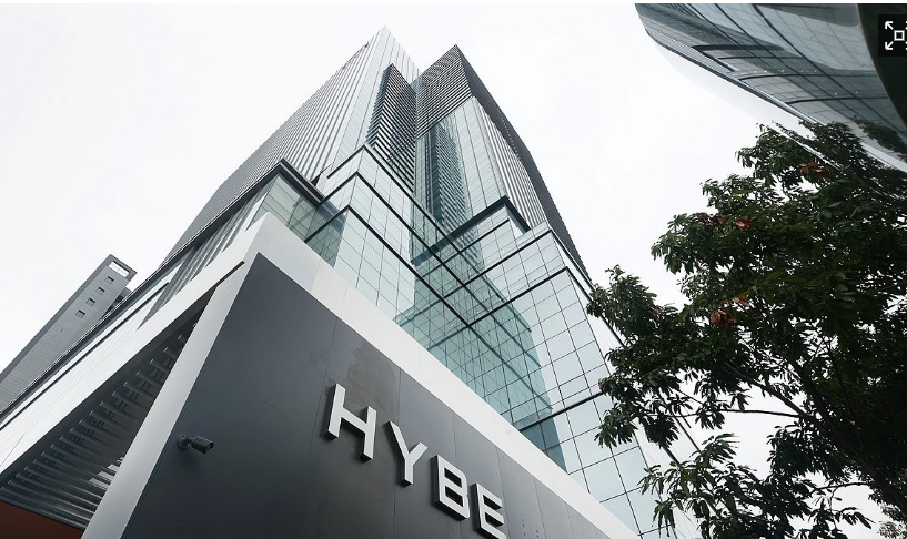 하이브가 2024년 매출 2조원을 넘기는 데 성공했으나 수익률 면에서는 다소 주춤한 모습을 보였다. /연합뉴스