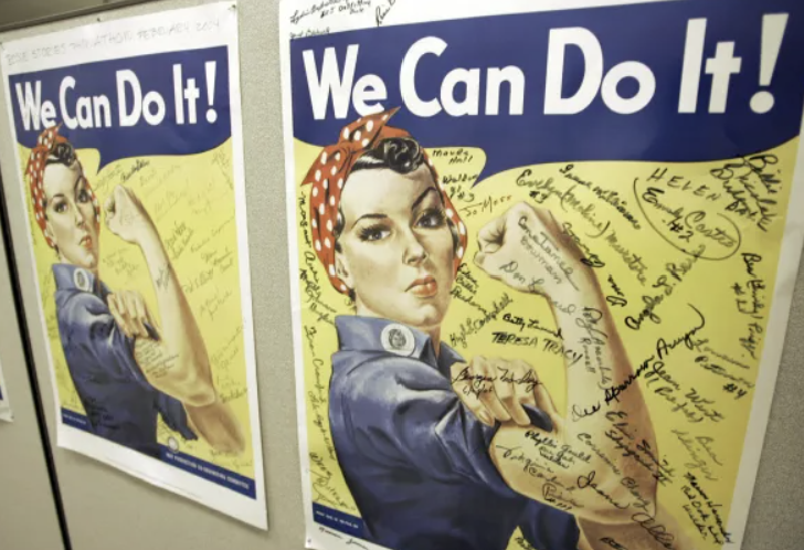 ‘리벳공 로지(Rosie the Riveter)’ 포스터. 리벳공 로지는 제2차 세계대전 당시 전쟁에 나선 남성들 대신 후방의 공장에서 일했던 여성 노동자들의 상징이다. /AP연합뉴스