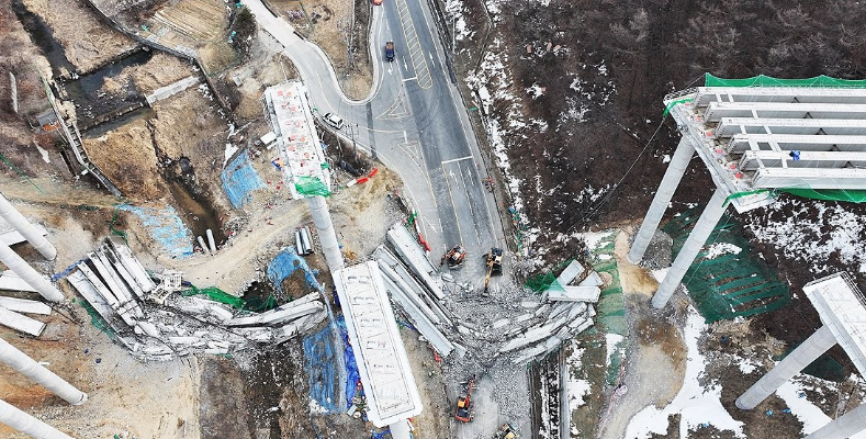 25일 오전 9시 49분께 경기도 안성시 서운면 산평리 소재 서울세종고속도로 천안~안성구간 9공구 천용천교 건설 현장에서 교각에 올려놓았던 상판 4∼5개가 떨어져 내렸다. /연합뉴스