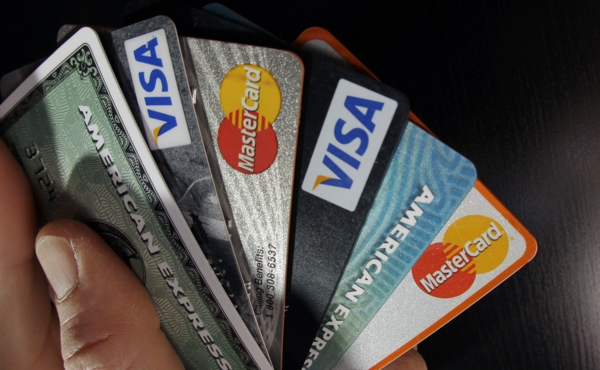 국내 카드업계가 고령층 고객을 겨냥한 맞춤형 신용카드 출시를 확대하고 있다.  /연합뉴스