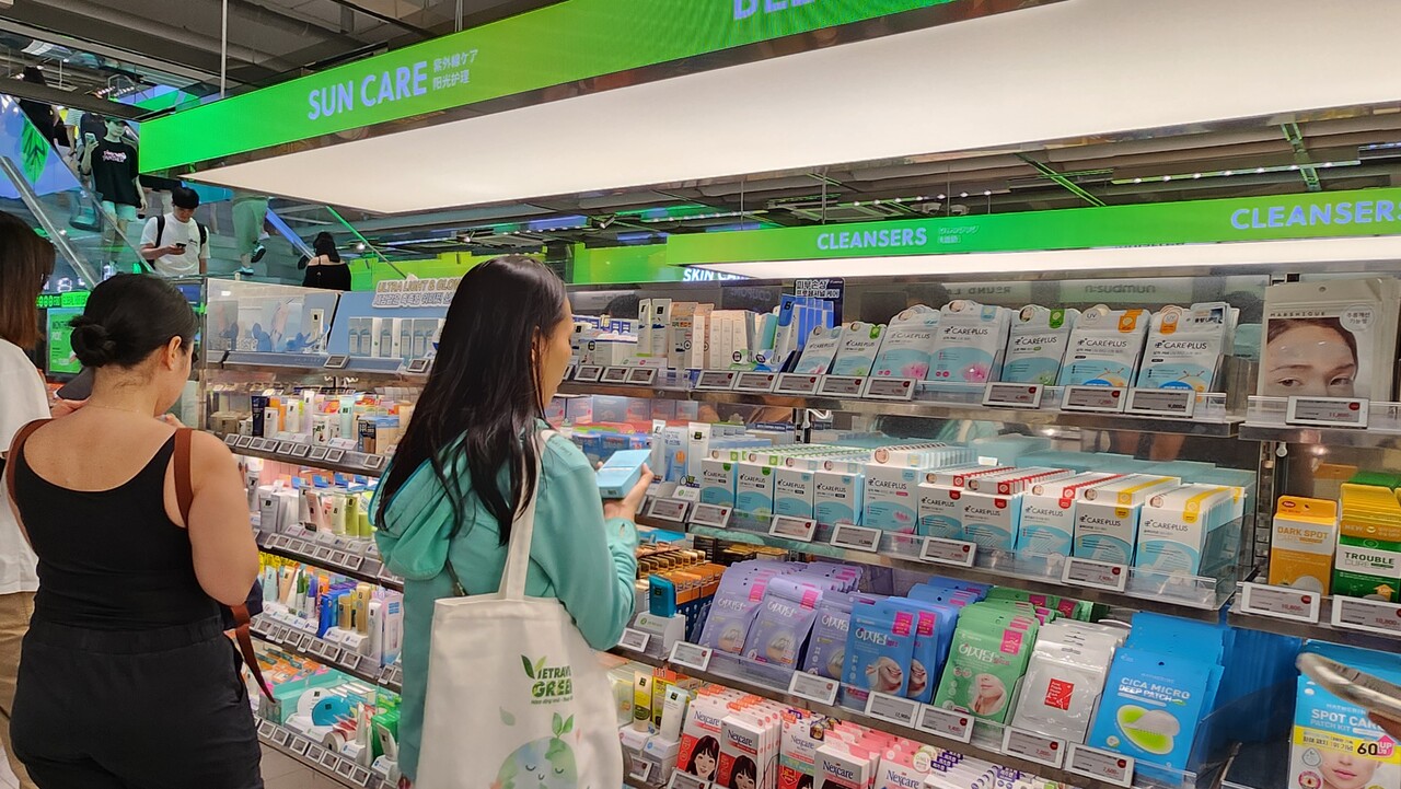 올리브영 명동타운점에 외국인 관광객들이 쇼핑하고 있다. /류빈 기자