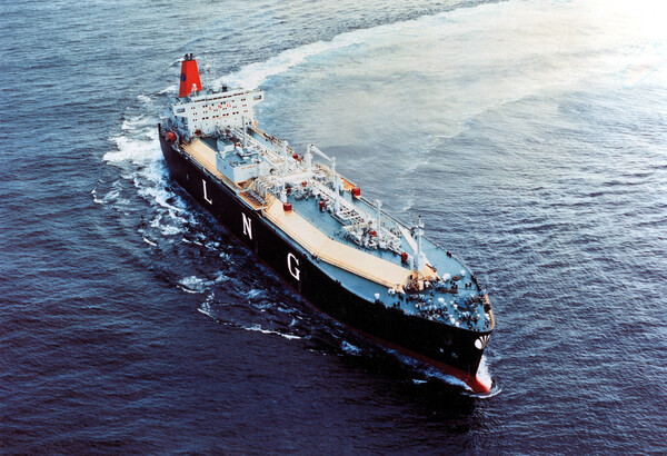 지난 1995년 한화오션이 건조한 첫 번째 LNG운반선인 '한진 평택’호 운항 모습. /한화오션