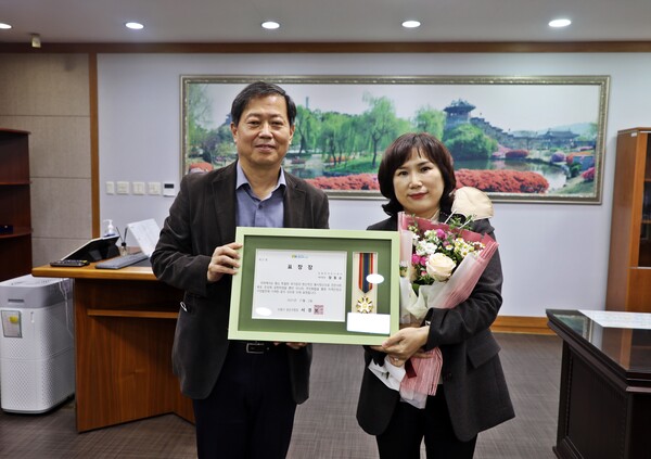 서경보 수원시 권선구청장과 장동순 요양보호사 /장동순