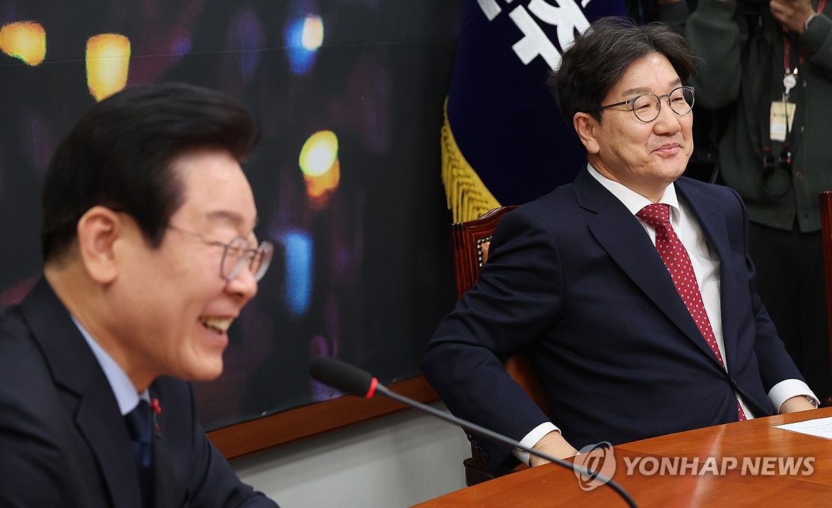 이재명 더불어민주당 대표(왼쪽)가 지난해 12월 18일 오후 서울 여의도 국회에서 국민의힘 권성동 대표 권한대행 겸 원내대표를 만나 발언하고 있다. /연합뉴스