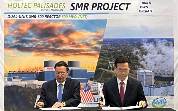 지난 25일(현지시간) 미국 팰리세이즈 원자력발전단지에서 홀텍 크리스 싱 회장(왼쪽)과 현대건설 이한우 대표이사(오른쪽)가 확장 협력 합의서에 서명하고 있다./현대건설