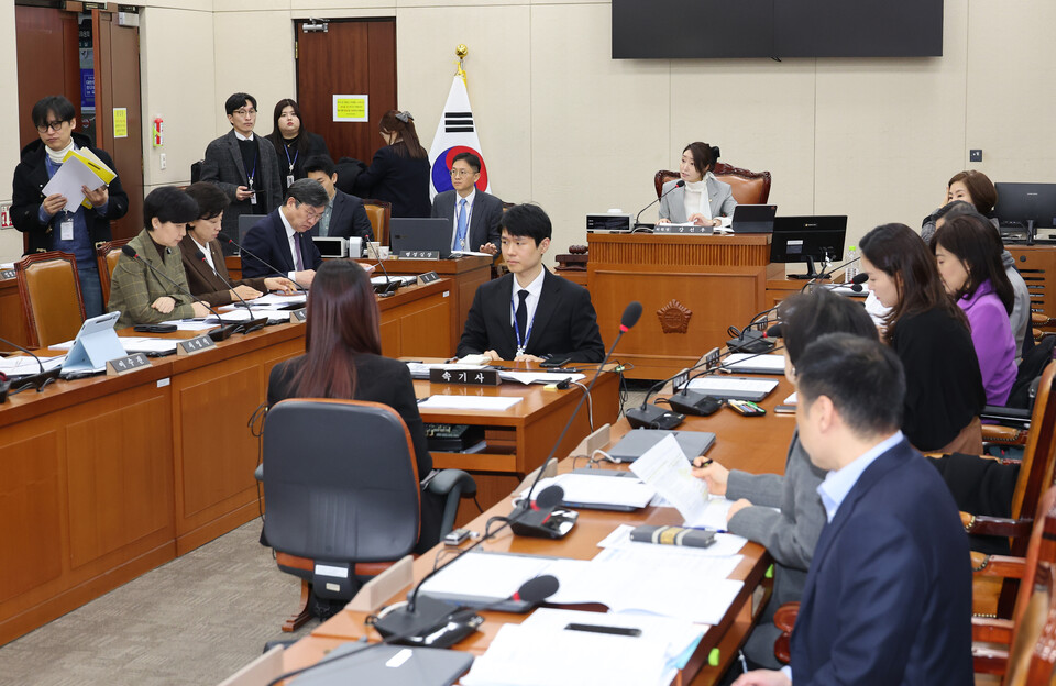 27일 국회에서 열린 보건복지위원회 법안심사제1소위원회에서 더불어민주당 소속 강선우 소위원장이 발언하고 있다. /연합뉴스