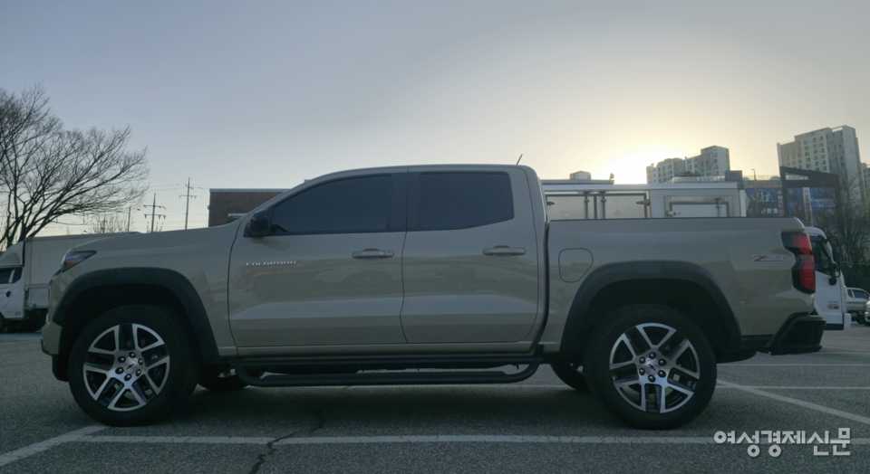 측면에서 바라 본 콜로라도. 전장 5410㎜, 전폭 1886㎜, 축거 3337㎜. /김현우 기자