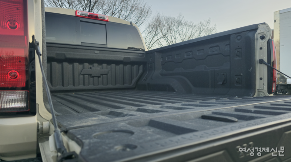 쉐보레 콜로라도는 엔진룸 승객석 적재함 등 3개의 구조를 갖춘 모델로 험지에서 경량 화물을 적재하거나 견인할 수 있는 구조를 갖췄다. /김현우 기자