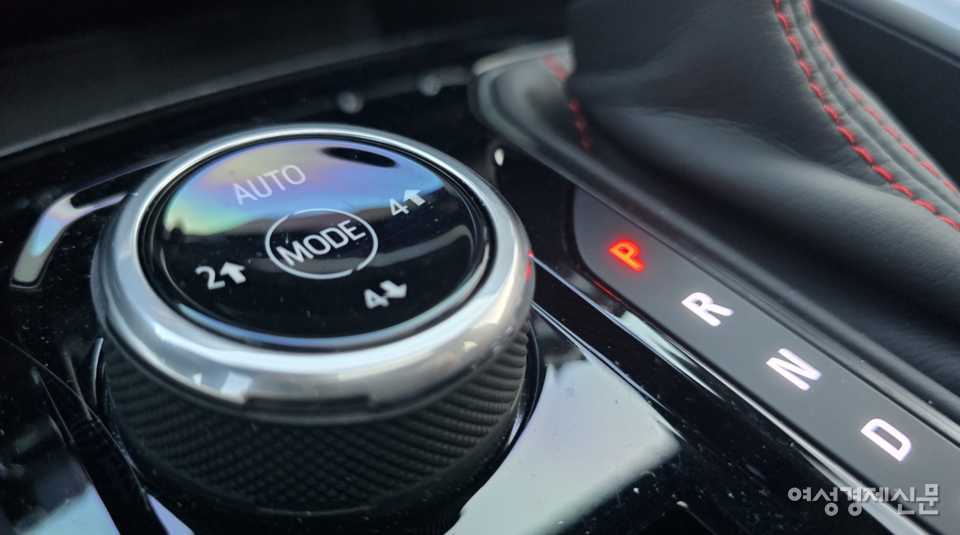 기어 노브 옆 다이얼을 돌리면 주행 모드를 바꿀 수 있다. 일반, 오프로드, 험지, 견인/운반까지 총 4가지 모드가 제공된다. /김현우 기자