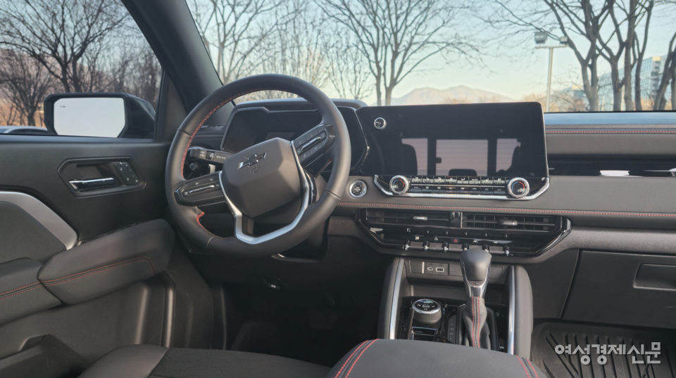 센터페시아 상단에 11.3인치 디스플레이가 있다. 계기판은 11인치 디지털 클러스터가 적용됐다.  /김현우 기자