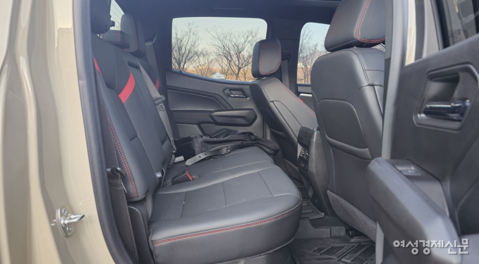 콜로라도의 후석. 키 175cm의 기자가 착석했을 때 불편함은 없었다. 다만 픽업트럭 특성 상 시트 이동이 불가능하다는 점은 단점으로 작용한다. /김현우 기자
