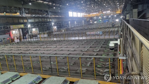 노조의 쟁의행위에 현대제철이 당진제철소 냉연공장 일부 라인에 대해 부분 직장폐쇄를 단행한 가운데 냉연공장 내부가 24일 텅 비어 있는 모습. /연합뉴스
