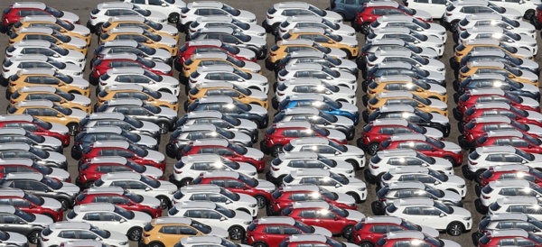 '미국 우선주의(MAGA)'를 내건 트럼프 전 대통령이 수입 자동차에 25% 관세 부과를 예고하면서 국내 자동차 업계에 대한 통상 압력이 거세질 전망이다. 19일 경기도 평택항 부근에 수출용 차들이 세워져 있다. /연합뉴스