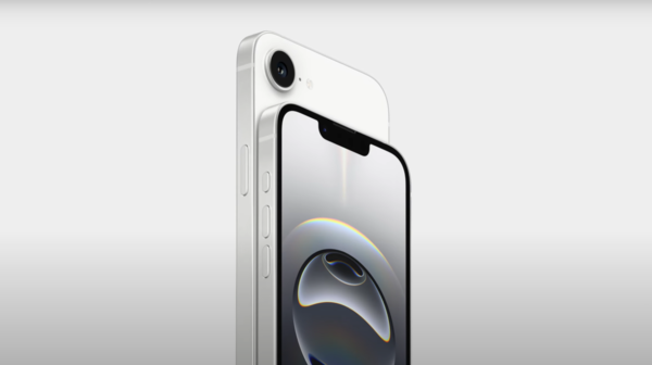 애플이 보급형 모델 '아이폰16e'의 국내 판매가를 99만원으로 책정하면서 고가 논란과 성능 부족에 대한 혹평이 이어지고 있다. /Apple 유튜브 캡처