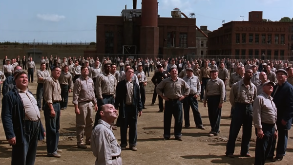 간수가 없을 때 음악을 트니 천상의 아름다운 소리 ‘피가로의 결혼’이 흘러나온다. 수감자들은 마치 넋이 나간 듯 얼음이 돼 생전 처음 듣는 천상의 소리에 넋을 잃는다. 영화 '쇼생크 탈출' 한 장면 /영화 화면 캡처